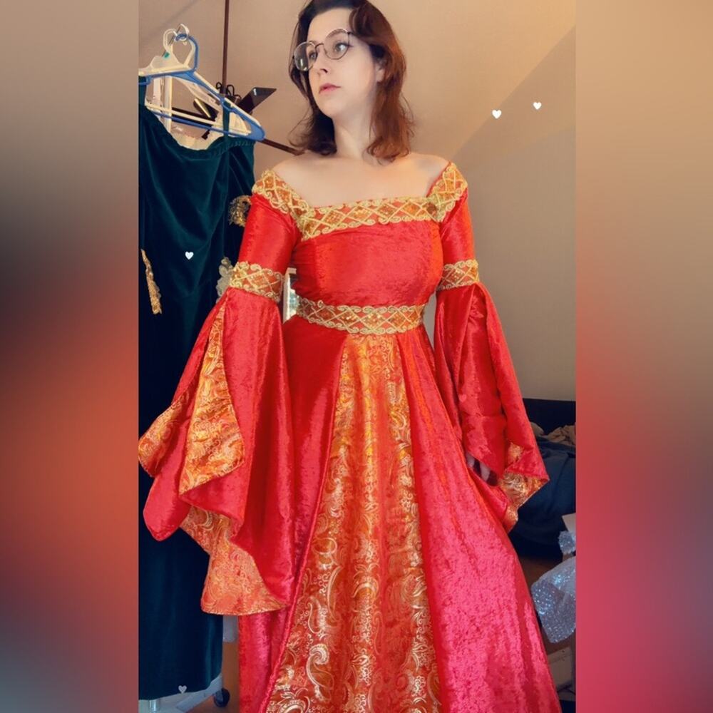 Velvet Renaissance theater costume in red/gold